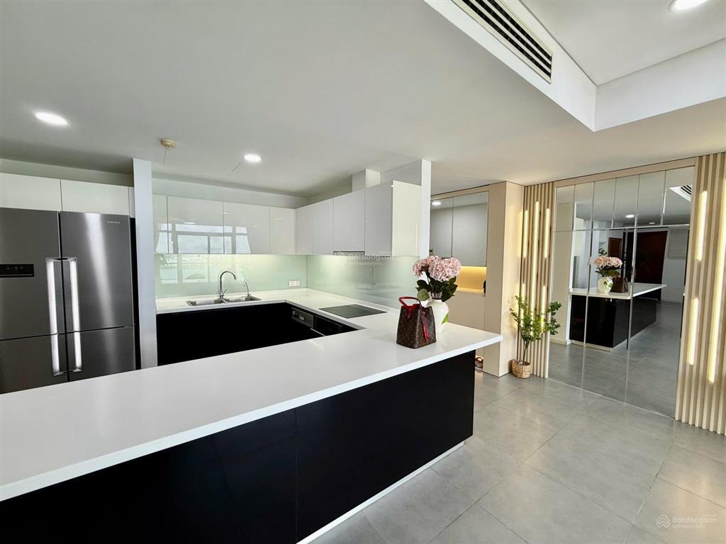 Bán duplex vip, diện tích 137m2 3 ngủ + 1, 3 vs, view panorama toàn thành phố, giá ngang căn 3 ngủ