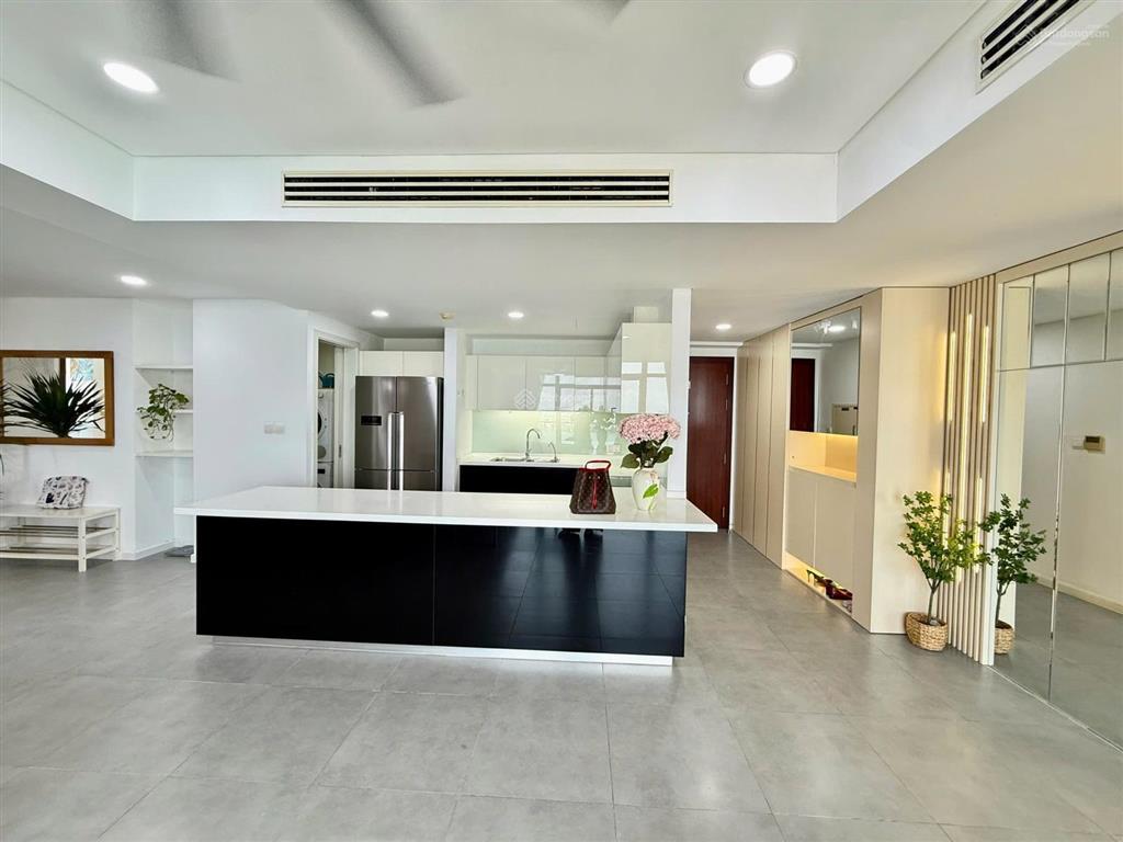 Bán duplex vip, diện tích 137m2 3 ngủ + 1, 3 vs, view panorama toàn thành phố, giá ngang căn 3 ngủ