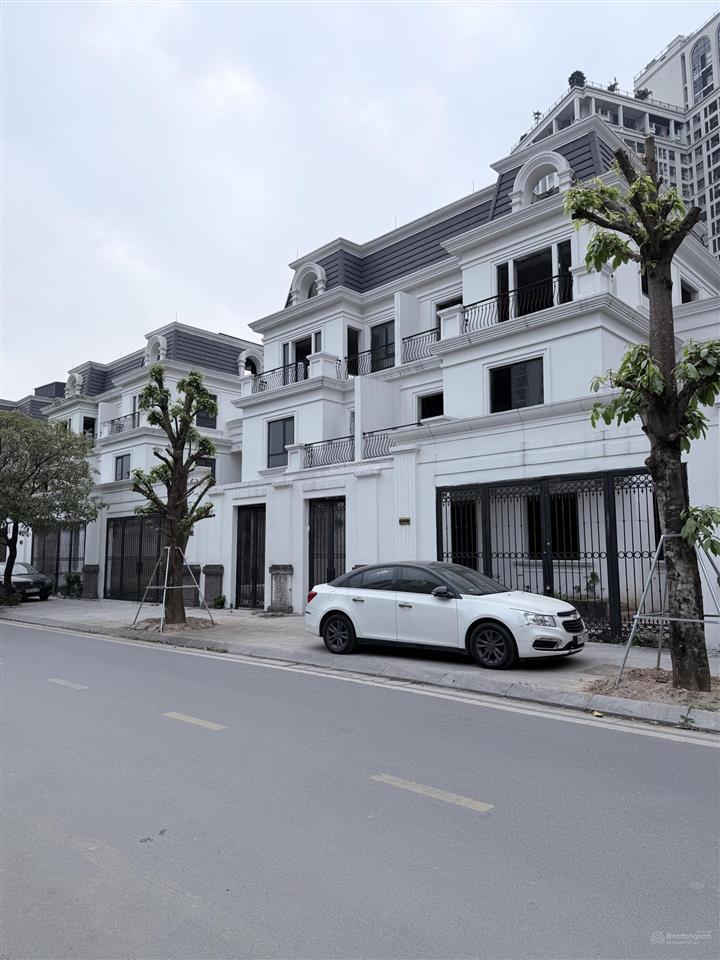 Hạ 6 tỷ bán biệt thự song lập, ban công đông nam, xây 4 tầng, mặt tiền 11m, có gara ô tô trong nhà