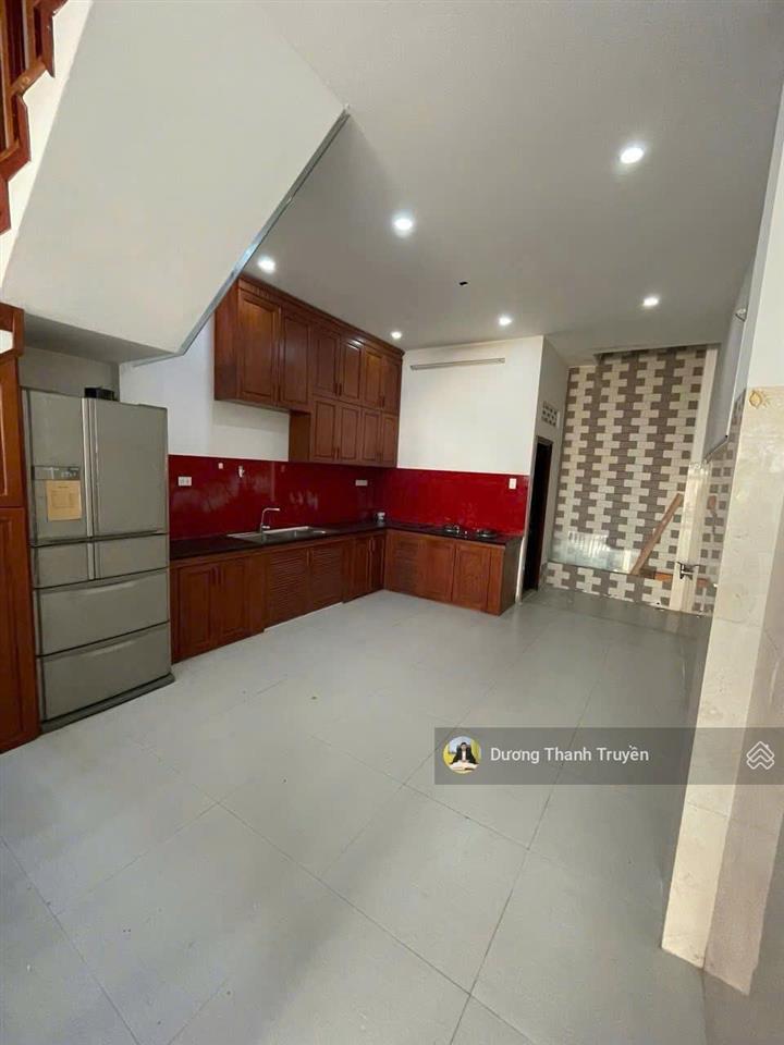 Bán nhà 4 tầng gần biển hòn chồng, vị trí đắc địa, khai thác lưu trú, tặng full nội thất, 10,5 tỷ