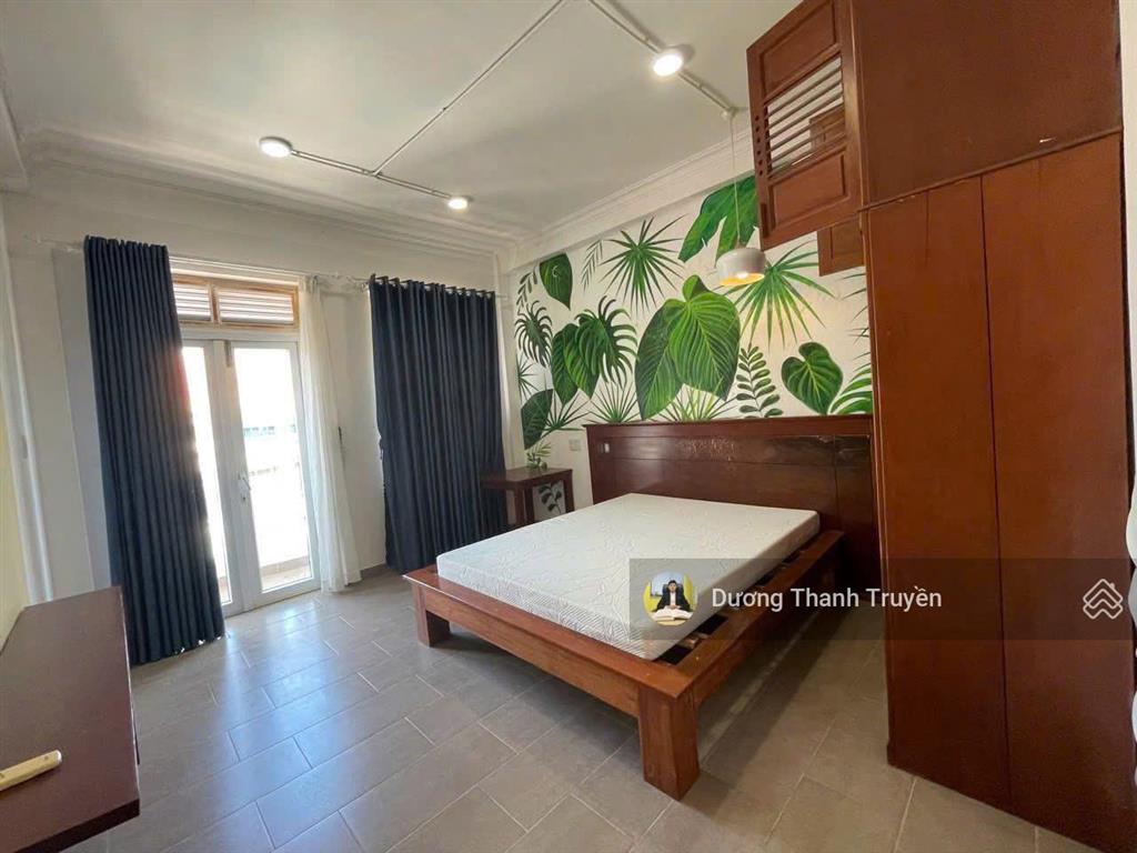 Bán nhà 4 tầng gần biển hòn chồng, vị trí đắc địa, khai thác lưu trú, tặng full nội thất, 10,5 tỷ