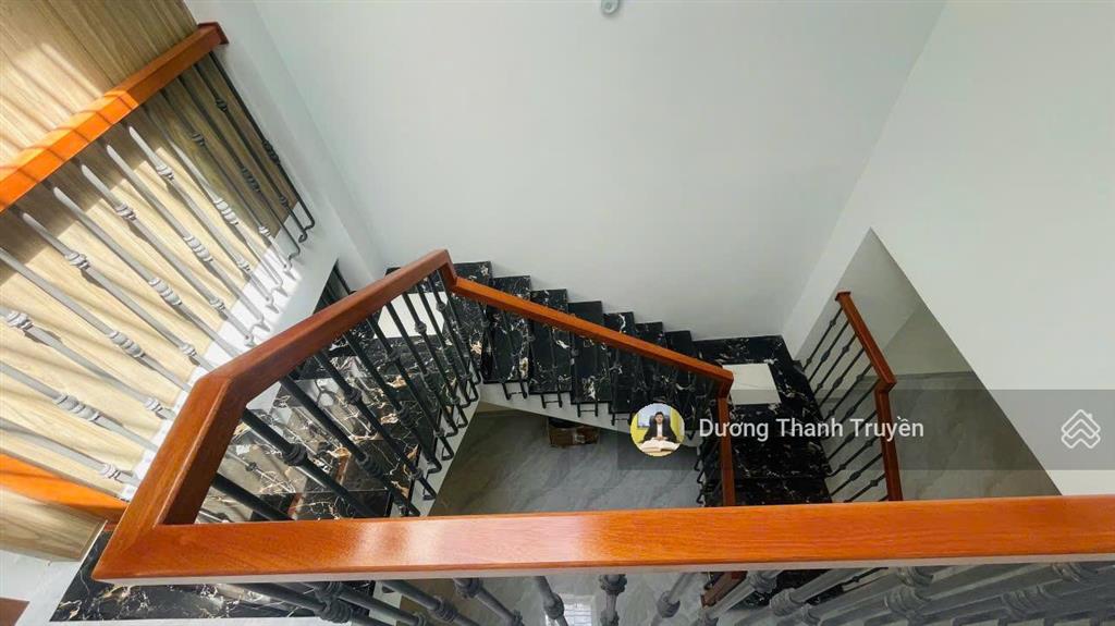 Giảm sâu 1 tỷ 350 bán gấp nhà 2 tầng vĩnh nguyên gần biển, full nội thất cao cấp, dt 97,4m2, sẵn sổ