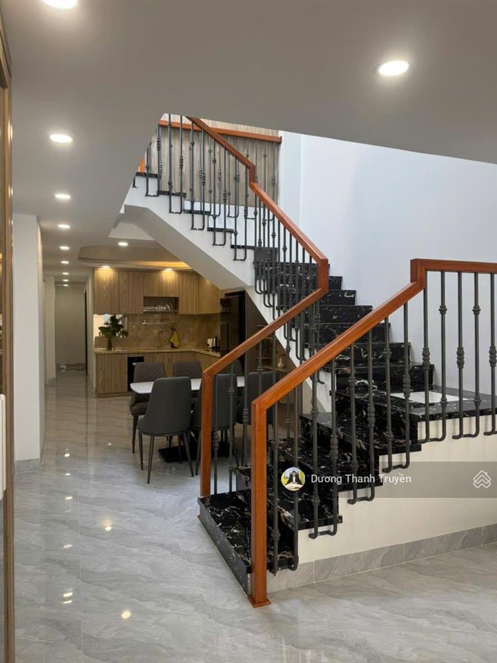 Giảm sâu 1 tỷ 350 bán gấp nhà 2 tầng vĩnh nguyên gần biển, full nội thất cao cấp, dt 97,4m2, sẵn sổ