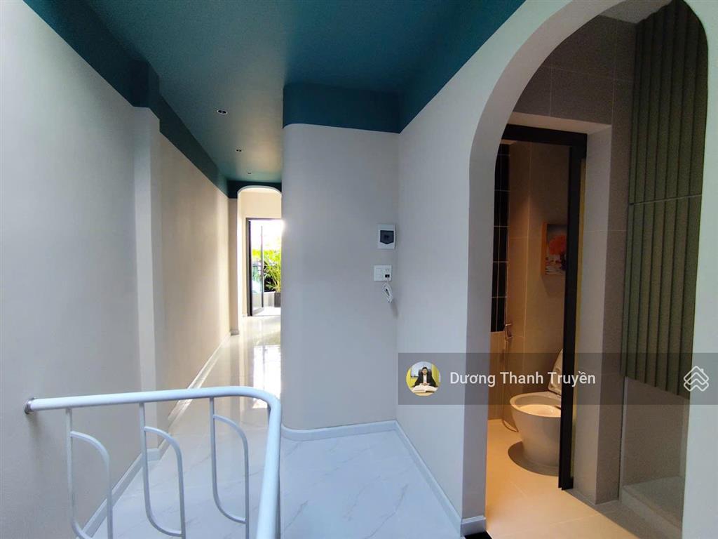 Bán gấp nhà 2 tầng mới tt nha trang hẻm lê thánh tôn, cách biển 400m, dt 46,7m2, sẵn sổ, 8,1 tỷ