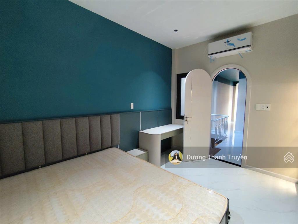 Bán gấp nhà 2 tầng mới tt nha trang hẻm lê thánh tôn, cách biển 400m, dt 46,7m2, sẵn sổ, 8,1 tỷ