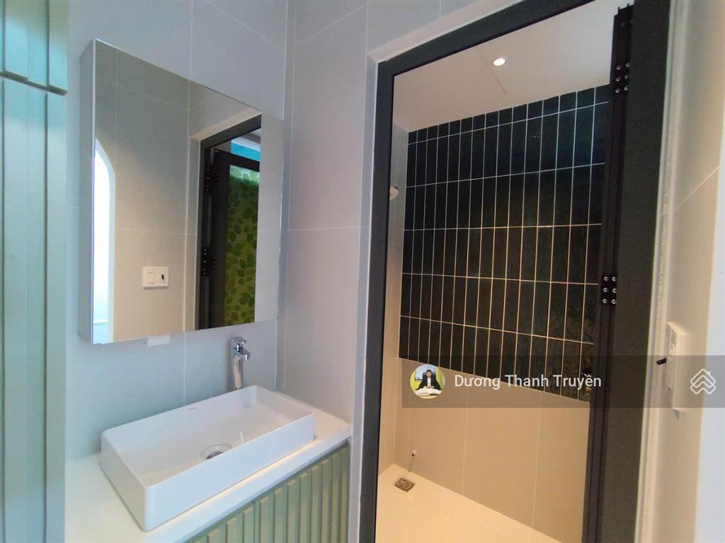 Bán gấp nhà 2 tầng mới tt nha trang hẻm lê thánh tôn, cách biển 400m, dt 46,7m2, sẵn sổ, 8,1 tỷ