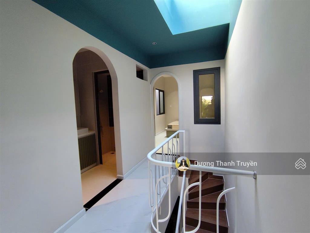 Bán gấp nhà 2 tầng mới tt nha trang hẻm lê thánh tôn, cách biển 400m, dt 46,7m2, sẵn sổ, 8,1 tỷ