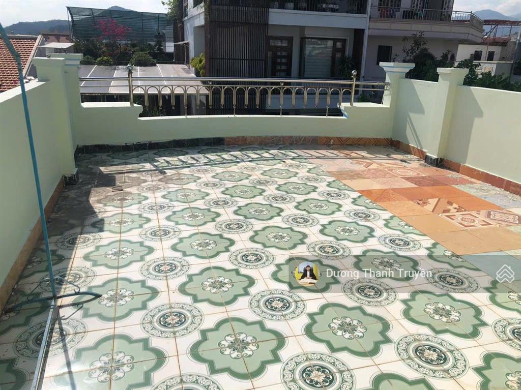 Bán nhà 3 tầng gần biển cạnh đường 2/4 vị trí đắc địa, gần chợ vĩnh hải, nơi an cư lý tưởng, 6,8 tỷ