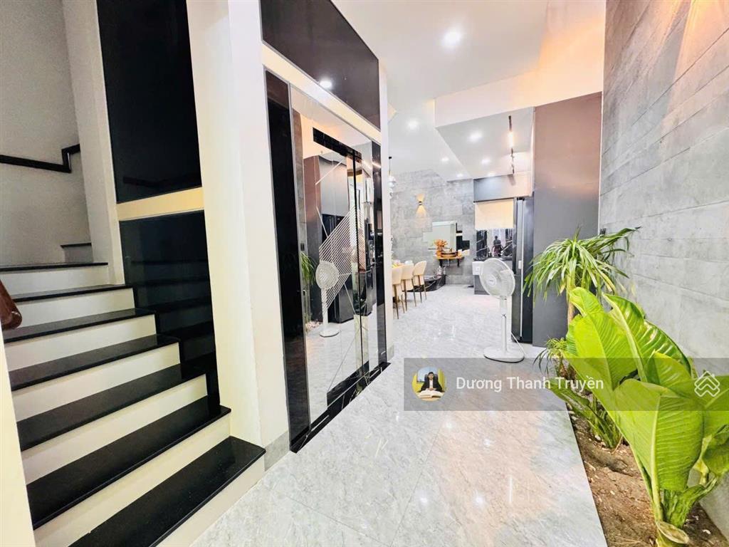 Bán nhà 6 tầng mặt tiền phạm ngọc thạch gần biển nha trang có thang máy phù hợp kinh doanh giá 20tỷ