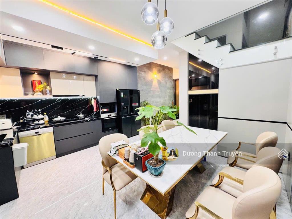 Bán nhà 6 tầng mặt tiền phạm ngọc thạch gần biển nha trang có thang máy phù hợp kinh doanh giá 20tỷ