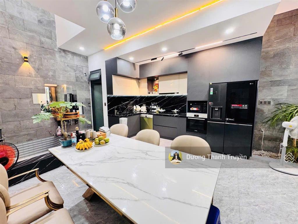 Bán nhà 6 tầng mặt tiền phạm ngọc thạch gần biển nha trang có thang máy phù hợp kinh doanh giá 20tỷ