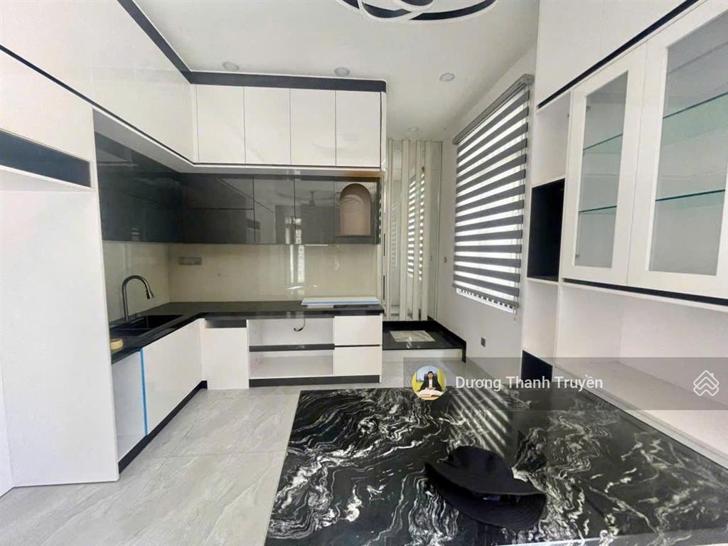 Bán nhà 3 tầng góc 2 mặt tiền gần biển nha trang, cạnh đường dã tượng, vị trí kinh doanh đẹp 7,9 tỷ