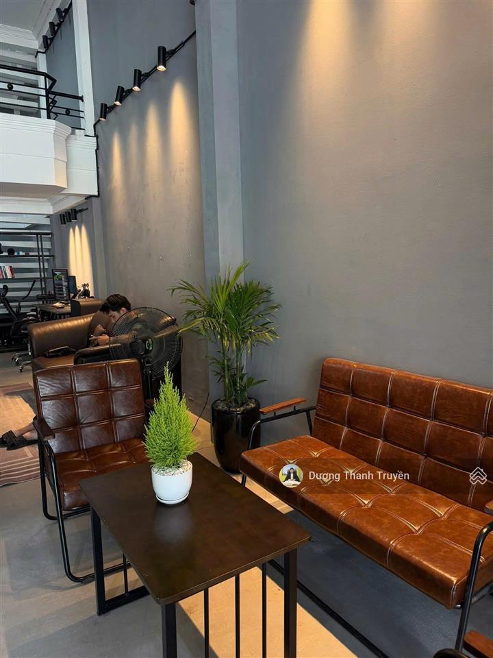 Bán nhà 3 tầng mặt tiền đường 2/4 có sẵn dòng tiền 35 triệu/tháng, gần biển nha trang, giá 16,9 tỷ