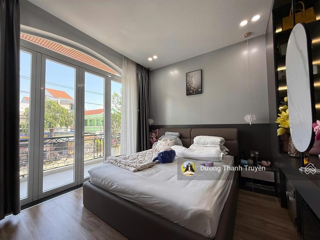 Bán nhà phố 4 tầng góc 2 mặt tiền tt nha trang đẹp như villa, dòng tiền 30 triệu/tháng, giá 13,9 tỷ