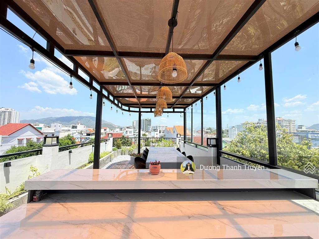 Bán nhà phố 4 tầng góc 2 mặt tiền tt nha trang đẹp như villa, dòng tiền 30 triệu/tháng, giá 13,9 tỷ
