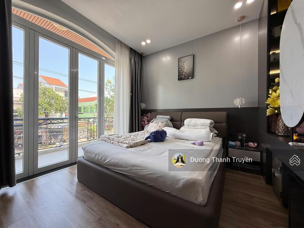 Bán nhà phố 4 tầng góc 2 mặt tiền tt nha trang đẹp như villa, dòng tiền 30 triệu/tháng, giá 13,9 tỷ