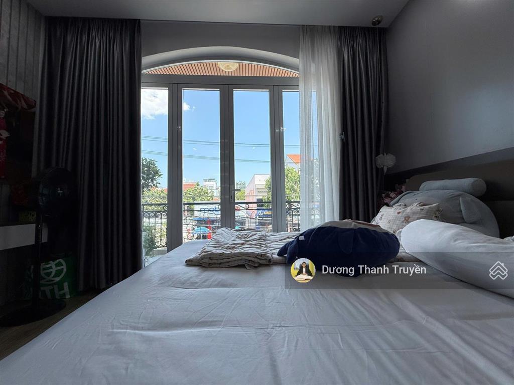 Bán nhà phố 4 tầng góc 2 mặt tiền tt nha trang đẹp như villa, dòng tiền 30 triệu/tháng, giá 13,9 tỷ