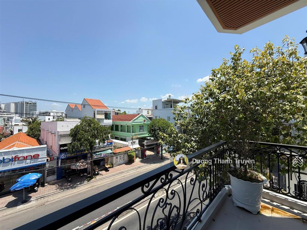 Bán nhà phố 4 tầng góc 2 mặt tiền tt nha trang đẹp như villa, dòng tiền 30 triệu/tháng, giá 13,9 tỷ