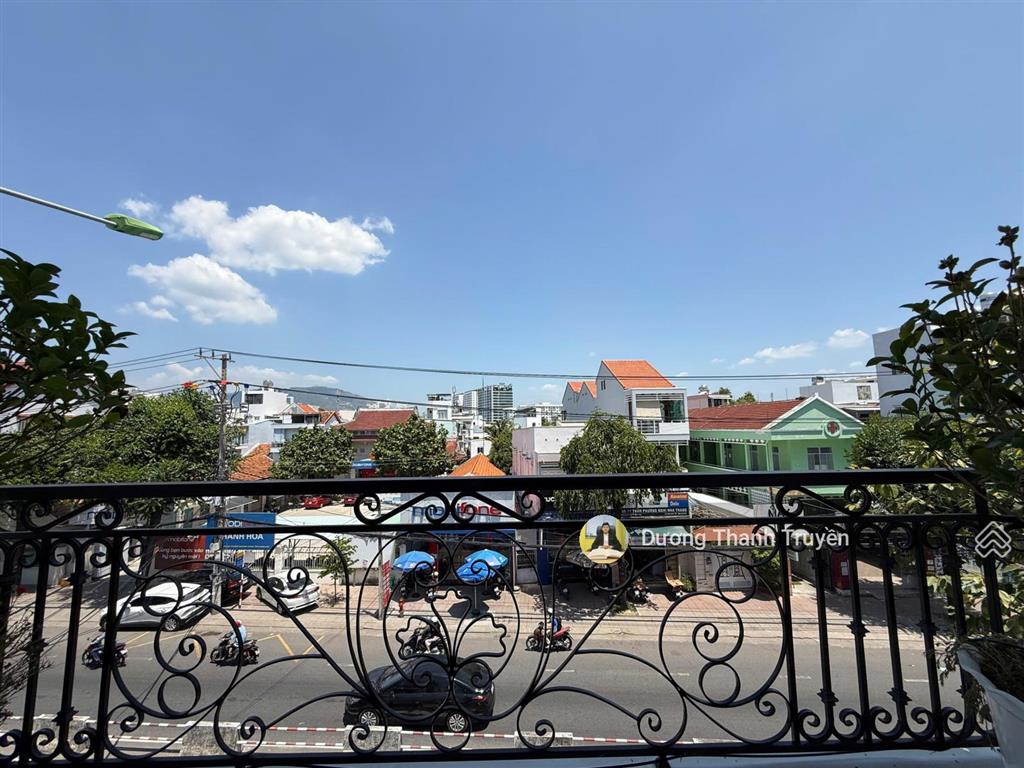 Bán nhà phố 4 tầng góc 2 mặt tiền tt nha trang đẹp như villa, dòng tiền 30 triệu/tháng, giá 13,9 tỷ