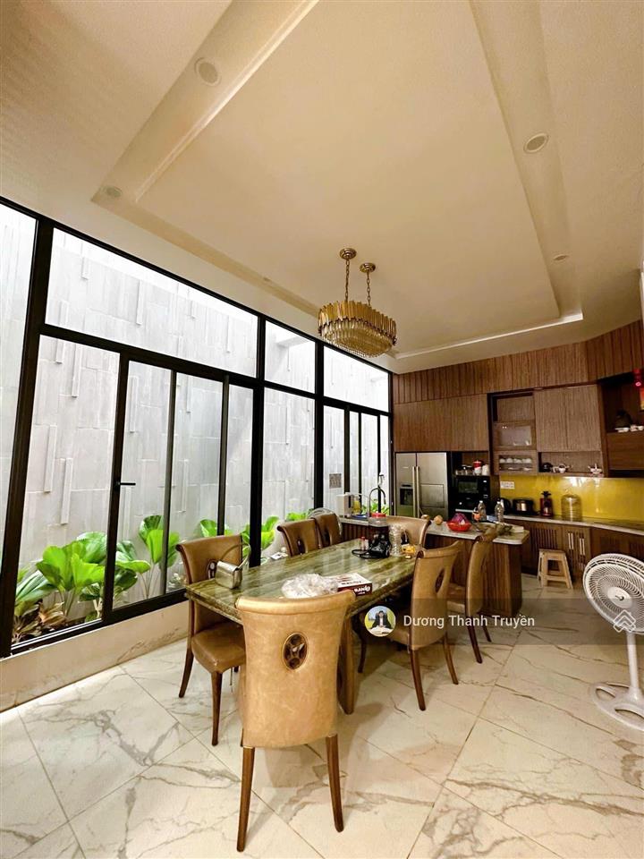Bán nhà đẹp 4 tầng như biệt thự có thang máy + sân đậu ô tô, full nội thất, gần biển, giá 35 tỷ