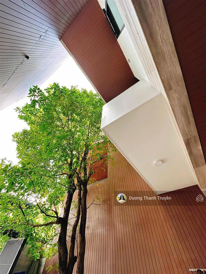 Bán nhà đẹp 4 tầng như biệt thự có thang máy + sân đậu ô tô, full nội thất, gần biển, giá 35 tỷ