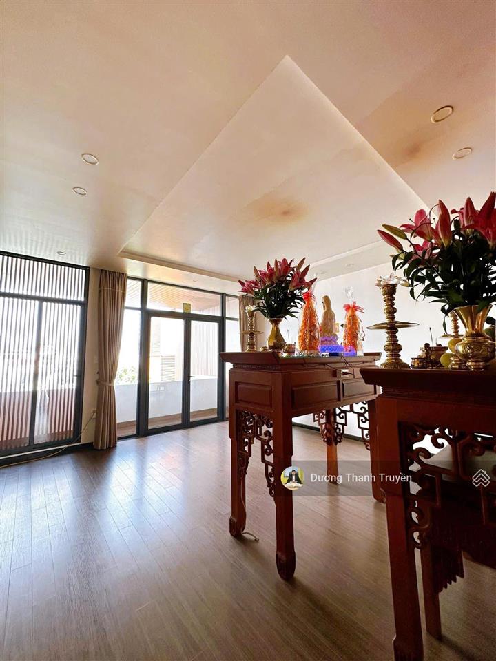 Bán nhà đẹp 4 tầng như biệt thự có thang máy + sân đậu ô tô, full nội thất, gần biển, giá 35 tỷ