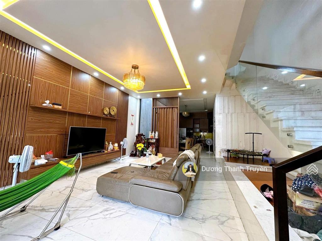 Bán nhà đẹp 4 tầng như biệt thự có thang máy + sân đậu ô tô, full nội thất, gần biển, giá 35 tỷ