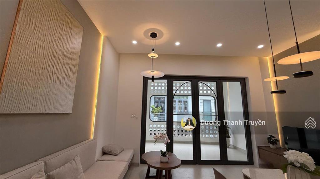 Bán tòa nhà 2 tầng thiết kế 2 căn hộ, full nội thất cao cấp, đang cho thuê 31tr/tháng, giá chỉ 6 tỷ