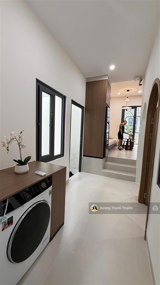 Bán tòa nhà 2 tầng thiết kế 2 căn hộ, full nội thất cao cấp, đang cho thuê 31tr/tháng, giá chỉ 6 tỷ
