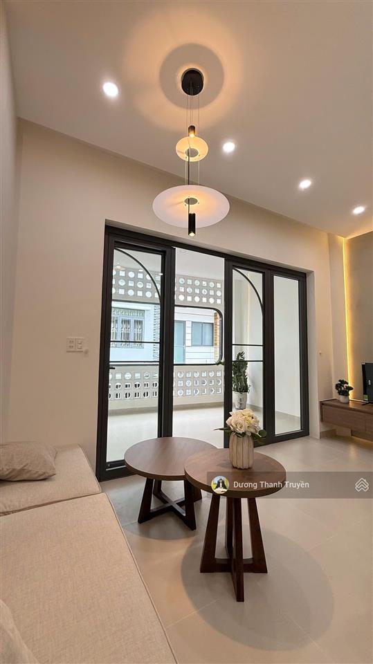 Bán tòa nhà 2 tầng thiết kế 2 căn hộ, full nội thất cao cấp, đang cho thuê 31tr/tháng, giá chỉ 6 tỷ