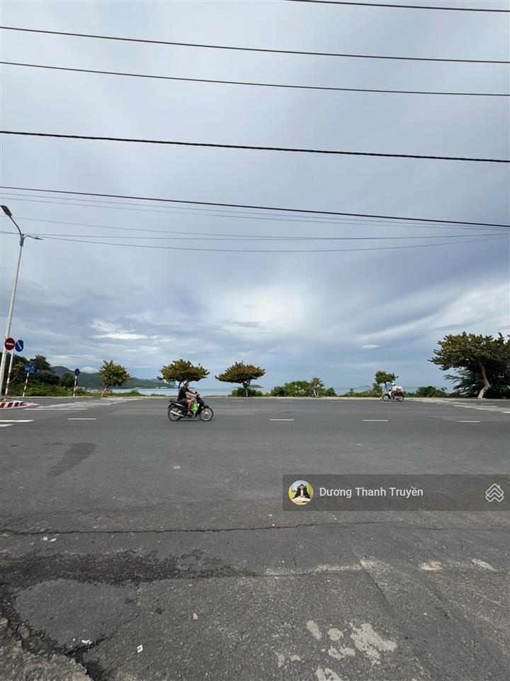 Bán đất góc 2 mặt tiền phạm văn đồng view trực diện biển, nhìn thẳng ra hòn chồng, giá 350 triệu/m2