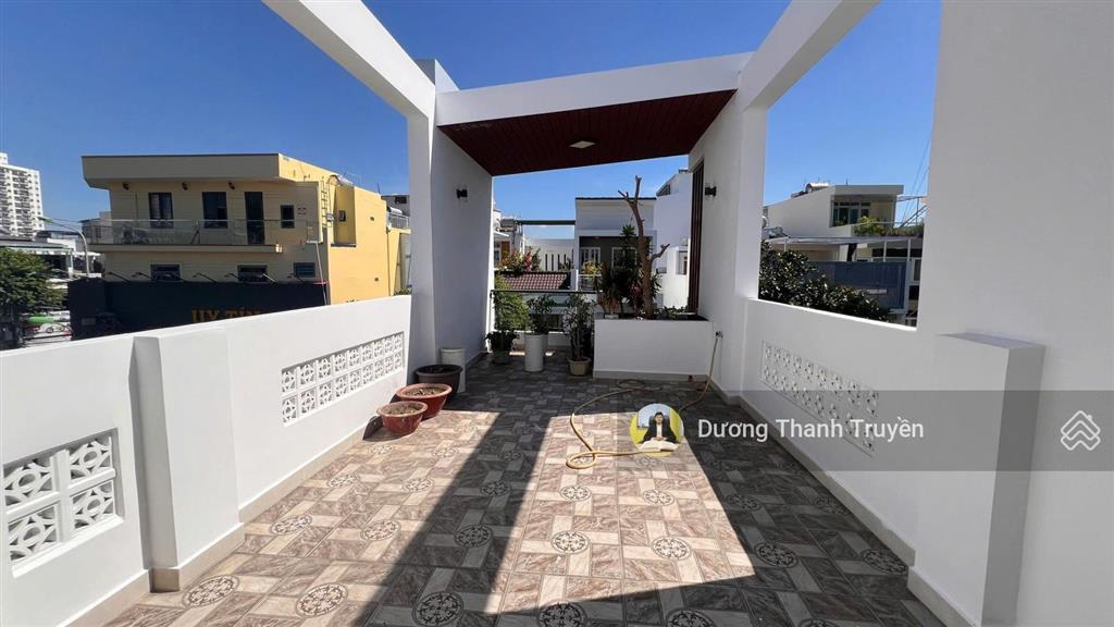 Bán nhà 3 tầng gần biển mặt tiền hồng lĩnh khu bàn cờ, đường 14m, có sân đậu ô tô, giá 13,5 tỷ tl