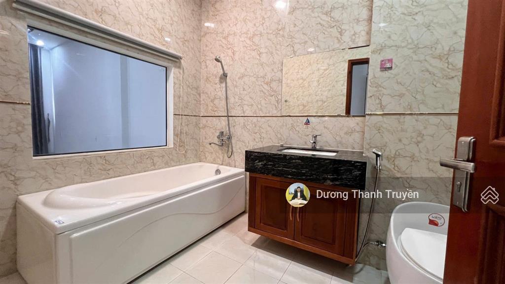 Bán nhà 3 tầng gần biển mặt tiền hồng lĩnh khu bàn cờ, đường 14m, có sân đậu ô tô, giá 13,5 tỷ tl