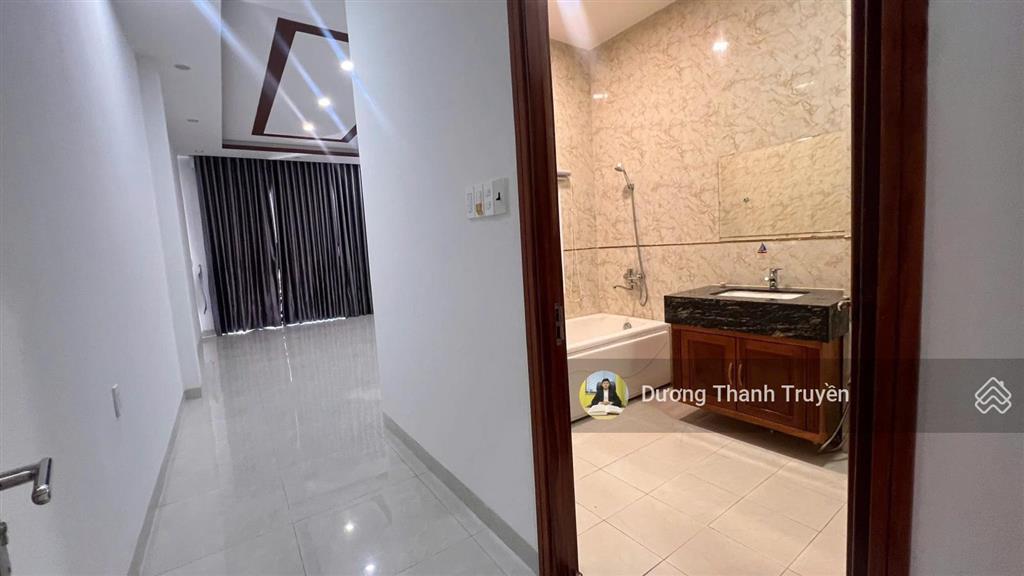 Bán nhà 3 tầng gần biển mặt tiền hồng lĩnh khu bàn cờ, đường 14m, có sân đậu ô tô, giá 13,5 tỷ tl