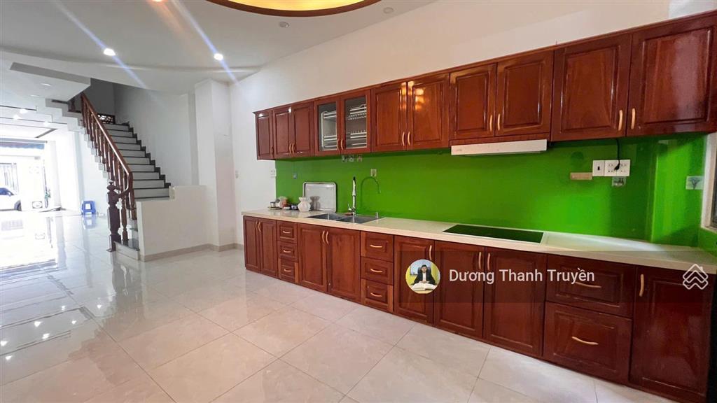 Bán nhà 3 tầng gần biển mặt tiền hồng lĩnh khu bàn cờ, đường 14m, có sân đậu ô tô, giá 13,5 tỷ tl