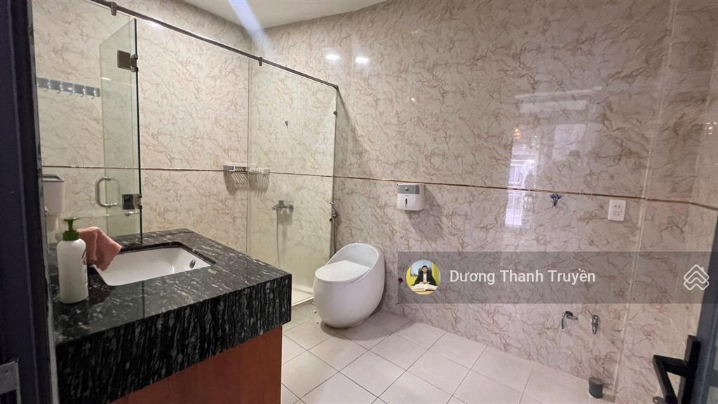 Bán nhà 3 tầng gần biển mặt tiền hồng lĩnh khu bàn cờ, đường 14m, có sân đậu ô tô, giá 13,5 tỷ tl