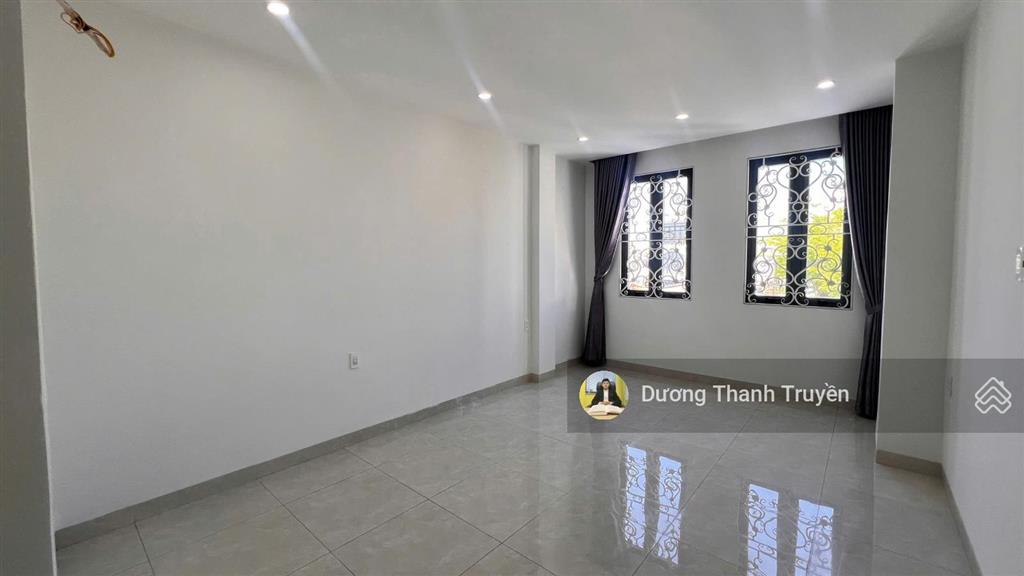 Bán nhà 3 tầng gần biển mặt tiền hồng lĩnh khu bàn cờ, đường 14m, có sân đậu ô tô, giá 13,5 tỷ tl