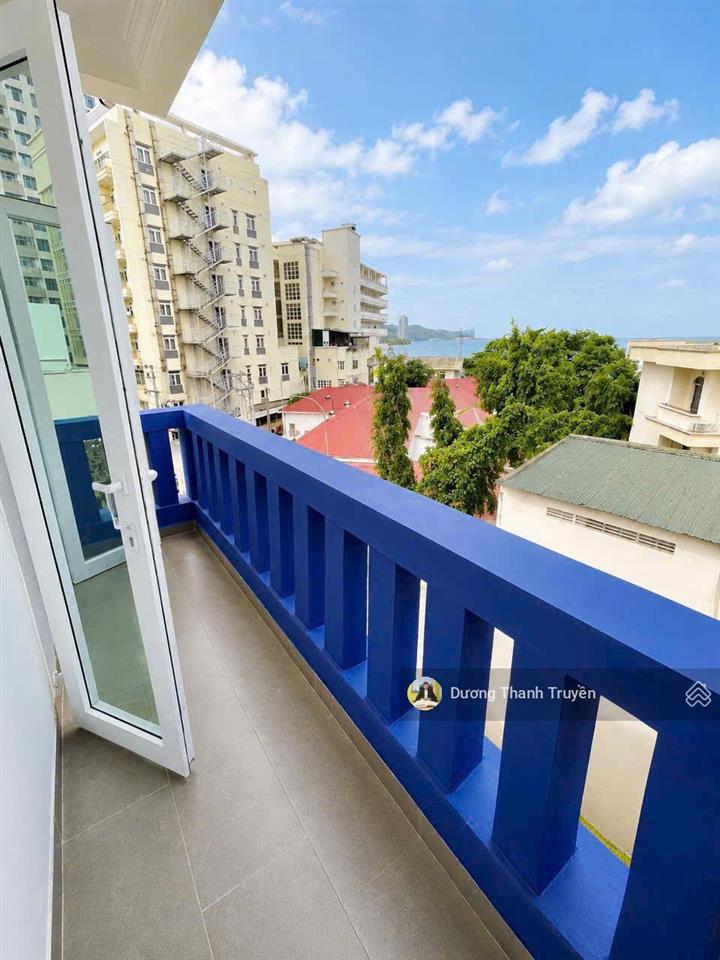 Bán nhà 4 tầng gần biển hòn chồng cạnh mường thanh viễn triều chỉ 100m ra biển, giá tốt chỉ 10,5 tỷ