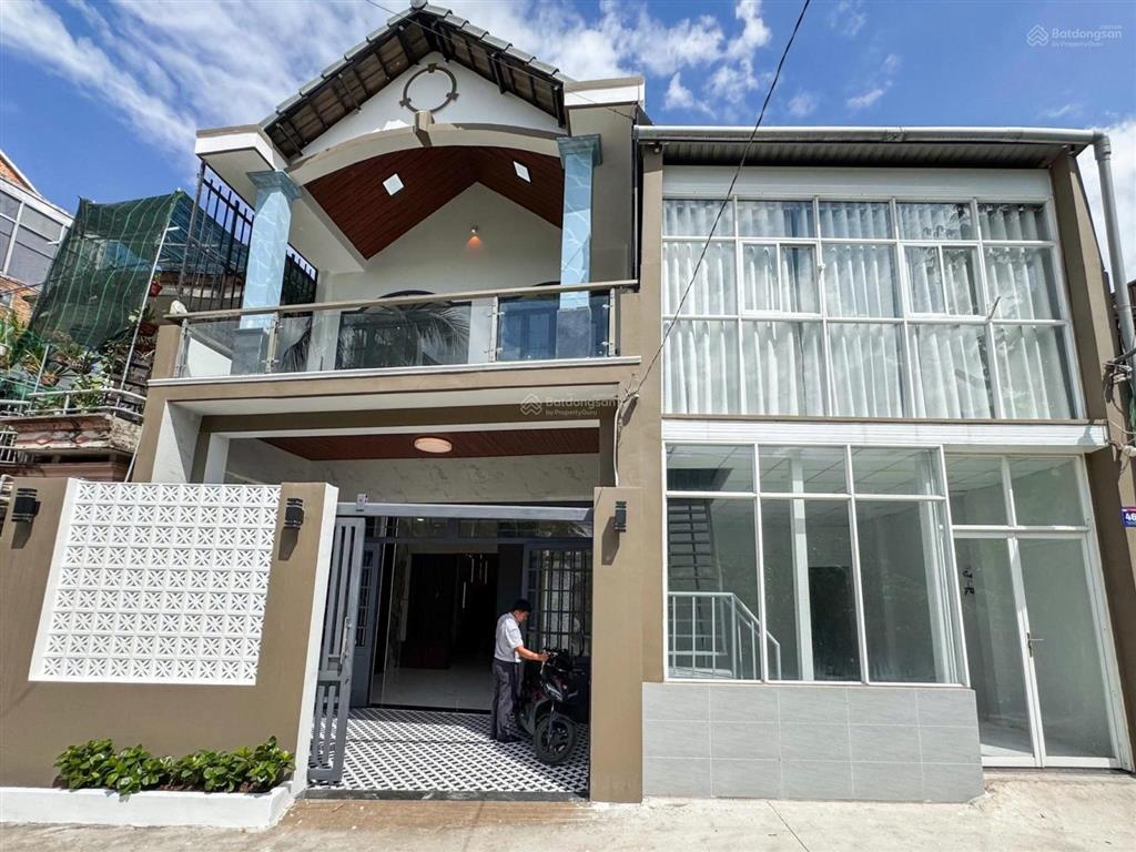 Nhà sát sg, ql 13  124.1m2  ngang 10m  thổ cư 70m2, sổ riêng, đường ô tô  ngay cổng chào bd