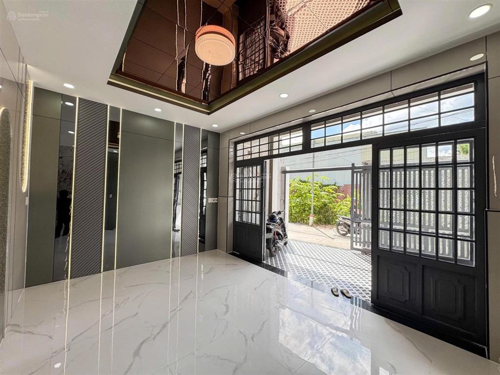Nhà sát sg, ql 13  124.1m2  ngang 10m  thổ cư 70m2, sổ riêng, đường ô tô  ngay cổng chào bd