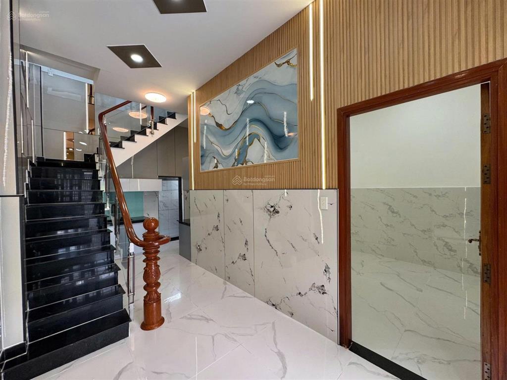 Nhà sát sg, ql 13  124.1m2  ngang 10m  thổ cư 70m2, sổ riêng, đường ô tô  ngay cổng chào bd