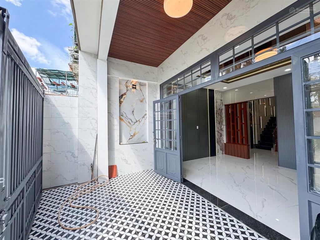 Nhà sát sg, ql 13  124.1m2  ngang 10m  thổ cư 70m2, sổ riêng, đường ô tô  ngay cổng chào bd