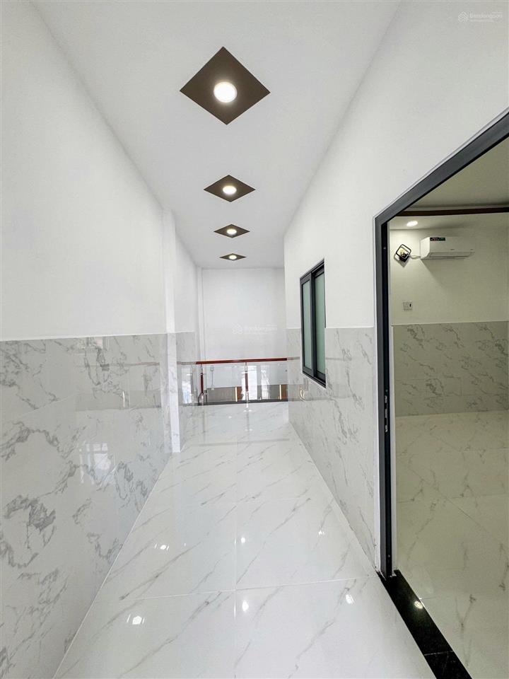 Nhà sát sg, ql 13  124.1m2  ngang 10m  thổ cư 70m2, sổ riêng, đường ô tô  ngay cổng chào bd