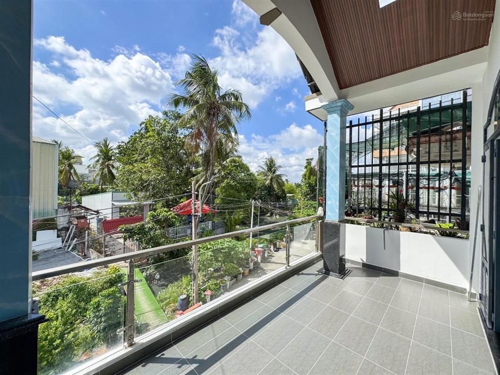 Nhà sát sg, ql 13  124.1m2  ngang 10m  thổ cư 70m2, sổ riêng, đường ô tô  ngay cổng chào bd