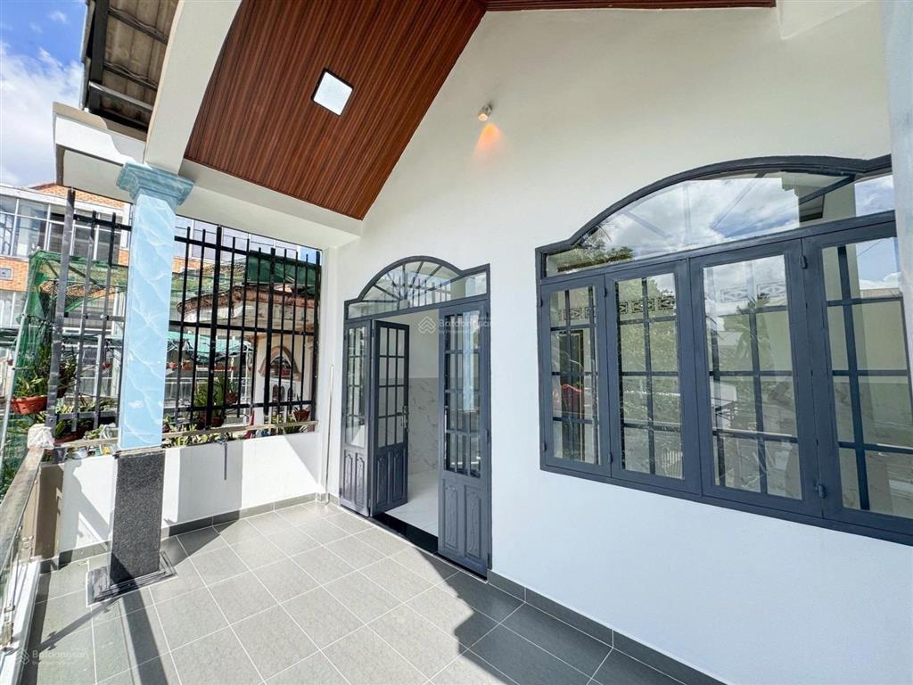 Nhà sát sg, ql 13  124.1m2  ngang 10m  thổ cư 70m2, sổ riêng, đường ô tô  ngay cổng chào bd