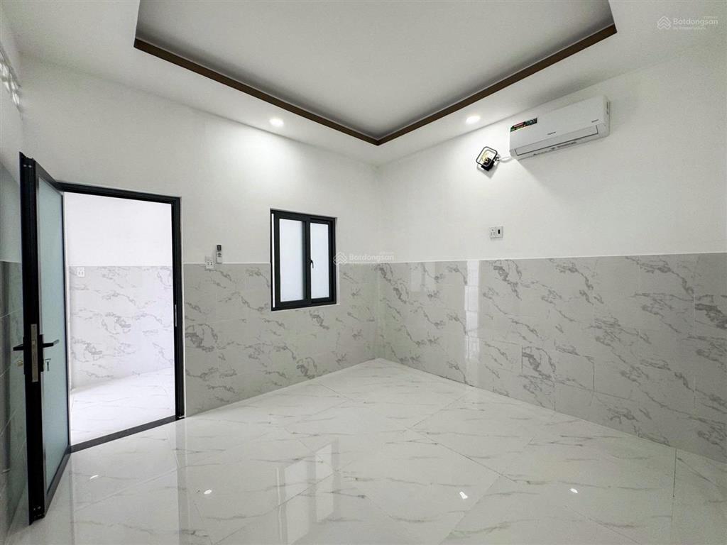Nhà sát sg, ql 13  124.1m2  ngang 10m  thổ cư 70m2, sổ riêng, đường ô tô  ngay cổng chào bd
