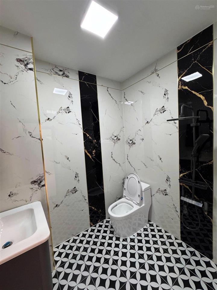 Nhà sát sg, ql 13  124.1m2  ngang 10m  thổ cư 70m2, sổ riêng, đường ô tô  ngay cổng chào bd