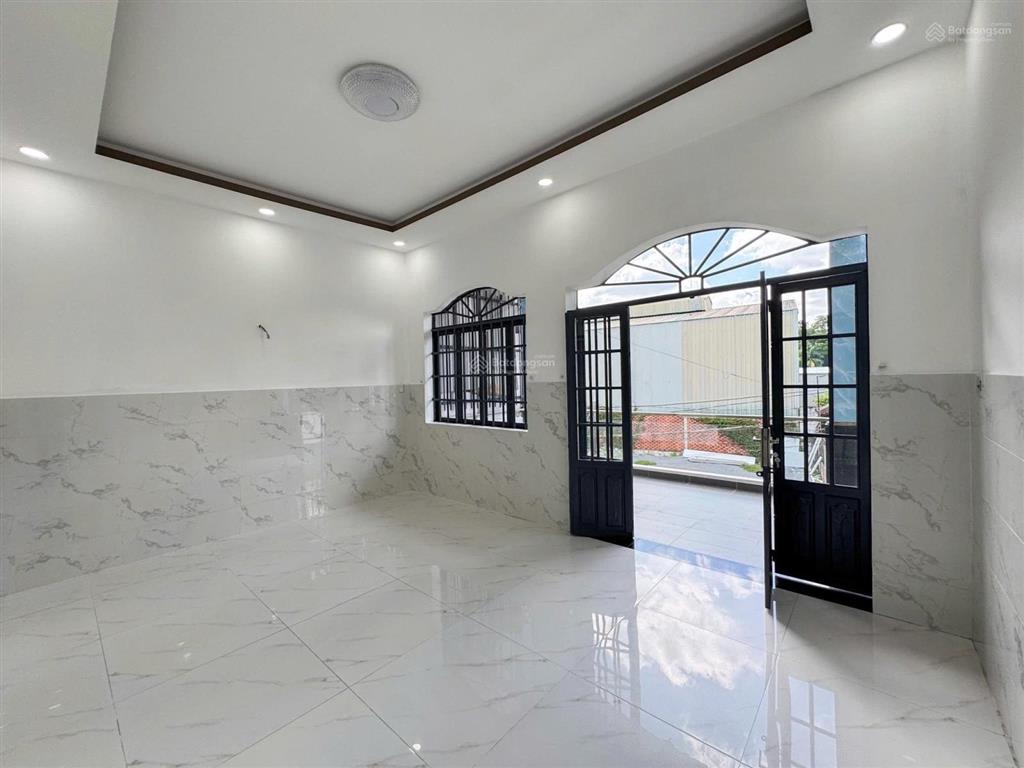 Nhà sát sg, ql 13  124.1m2  ngang 10m  thổ cư 70m2, sổ riêng, đường ô tô  ngay cổng chào bd