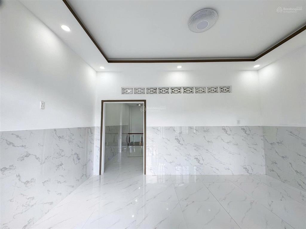 Nhà sát sg, ql 13  124.1m2  ngang 10m  thổ cư 70m2, sổ riêng, đường ô tô  ngay cổng chào bd