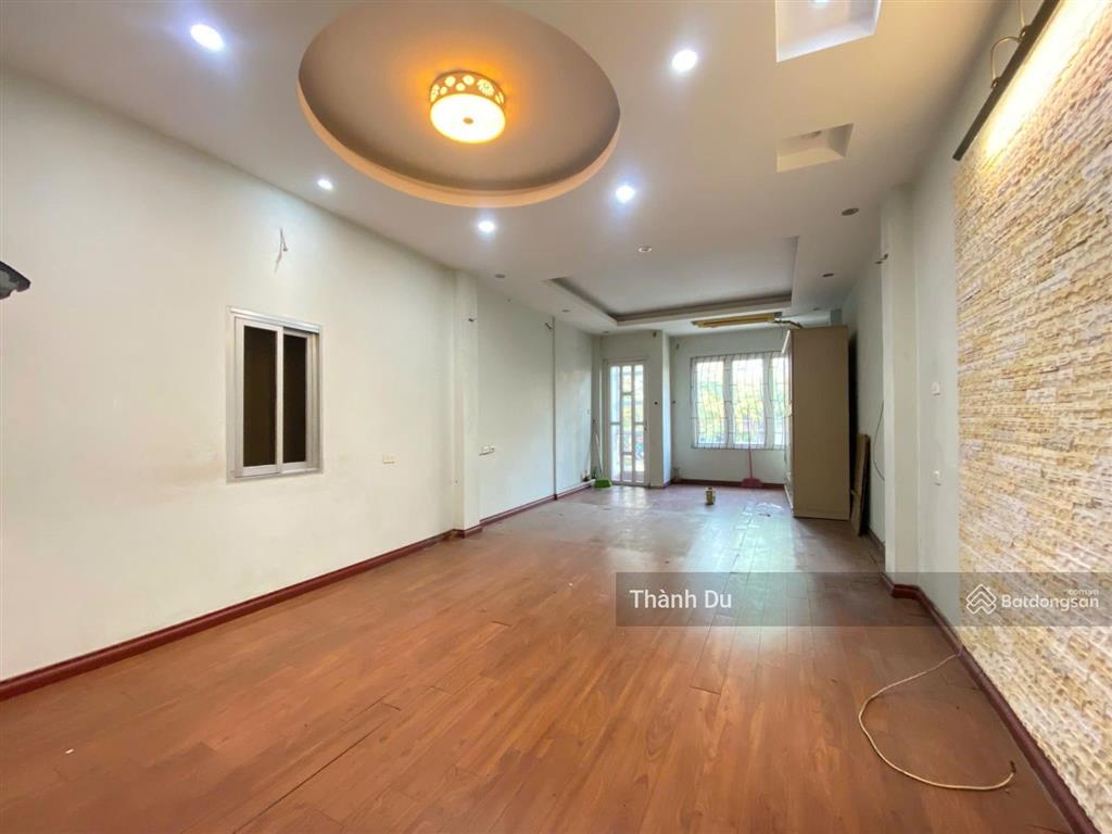 Cho thuê nhà mặt phố nguyễn văn cừ 56m2 4t của hàng điện thoại , máy tính văn phòng công ty